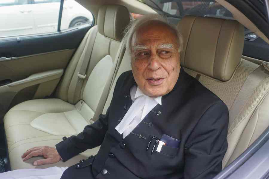 Kapil Sibal : निचली अदालतों को जमानत समस्या क्यों लगती है