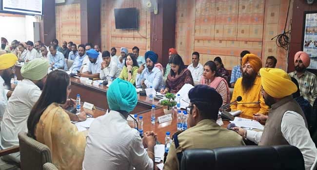 Cabinet Minister ने बैठक में किया JE निलंबित