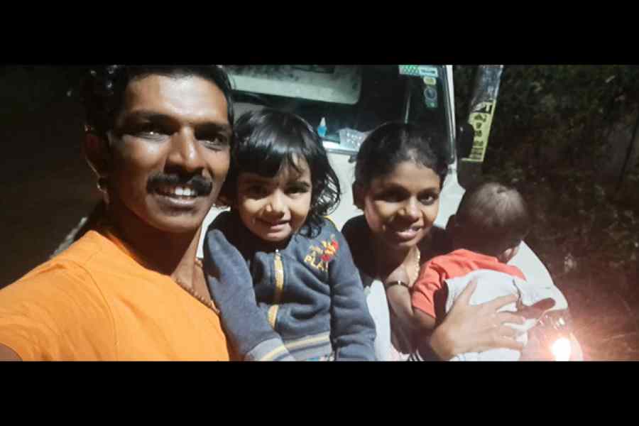 Wonderful mom : केरल में अनाथ हुए बच्चों को अपना दूध पिला रही एक मां