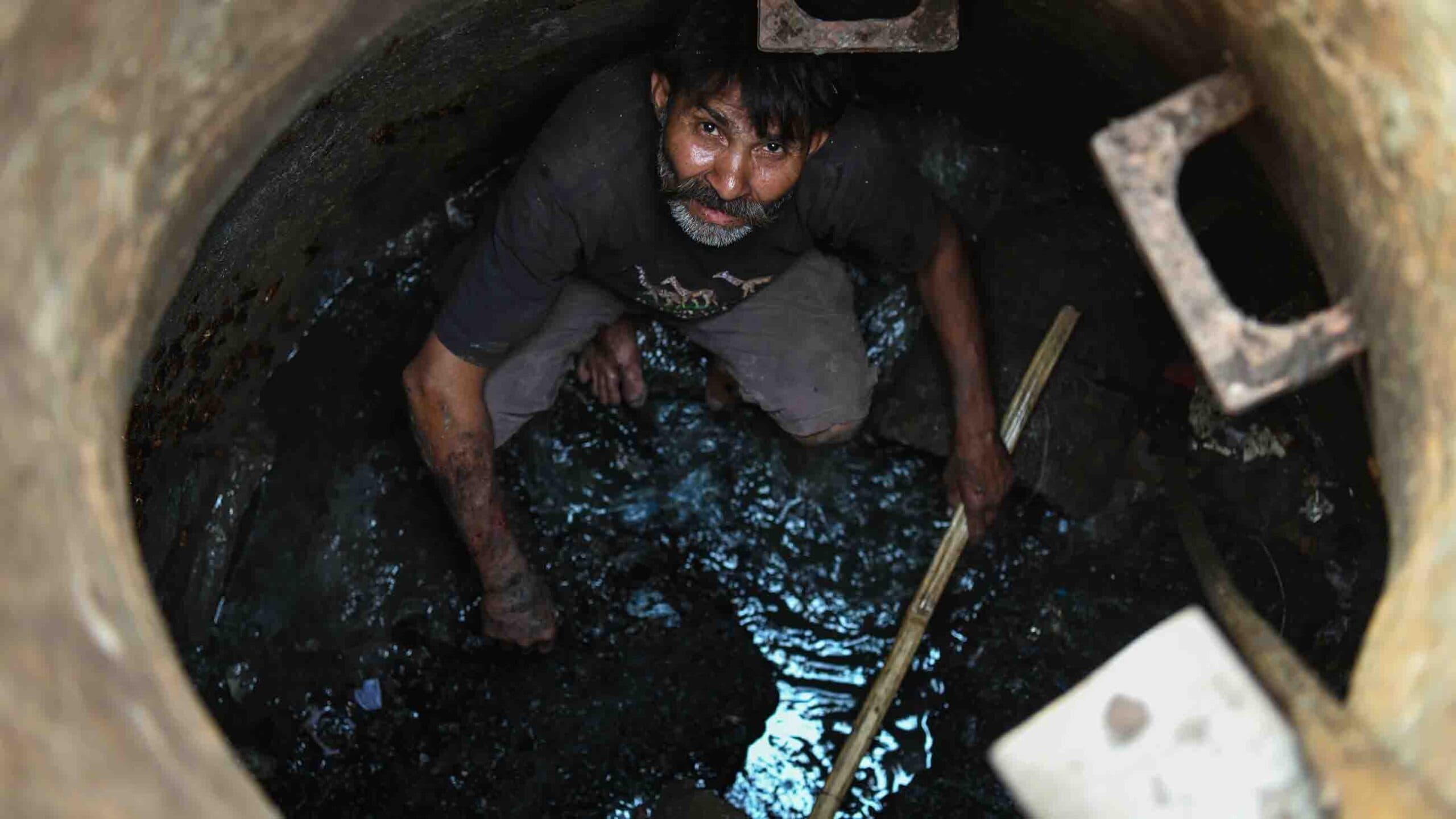 Cleaning Sewers : 5 साल में सीवर साफ करते समय 377 लोगों की मौत