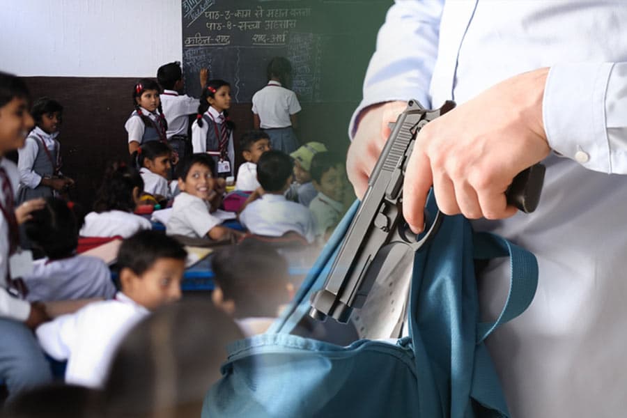 GUN IN SCHOOL BAG -नर्सरी का बच्चा स्कूल बैग में बन्दूक लाया, गोली चली