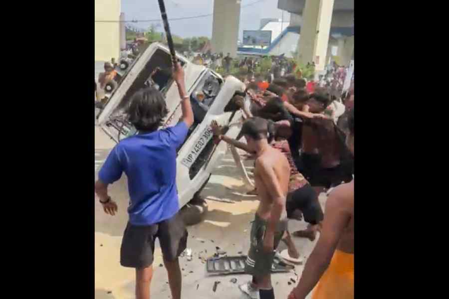 Kanwariyas : गाजियाबाद में पुलिस वाहन को तोड़ा, ड्राइवर को भी पीटा