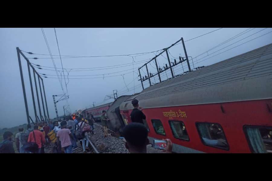 Mumbai-Howrah : 10 डिब्बे पटरी से उतरे, 2 की मौत-20 लोग जख्मी / पढ़ें कोई आपका जानकार तो नहीं