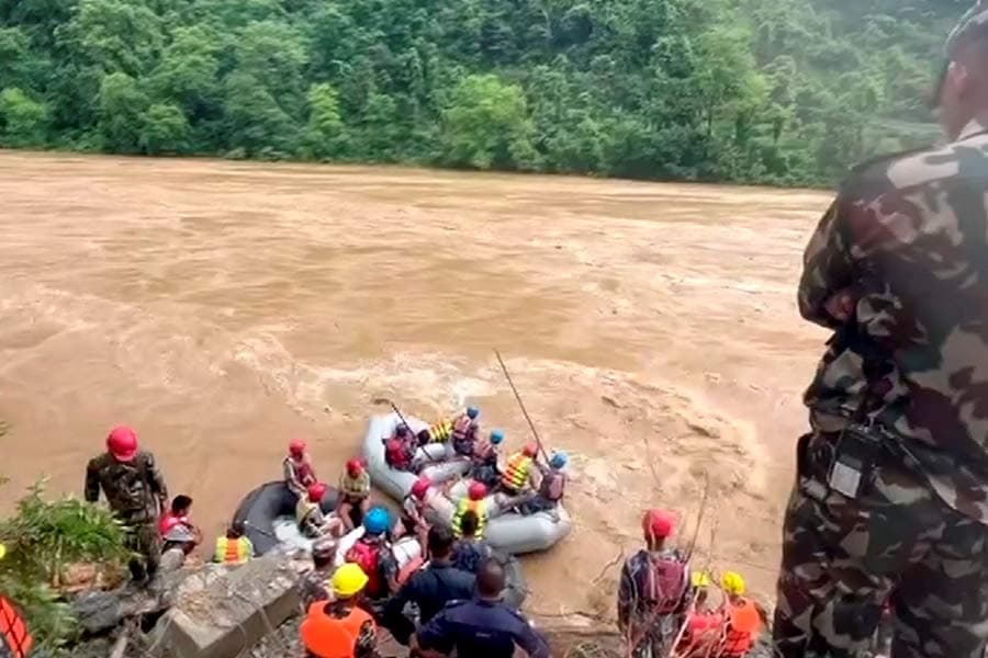landslide in Nepal : 7 भारतीय सहित 65 लोग लापता