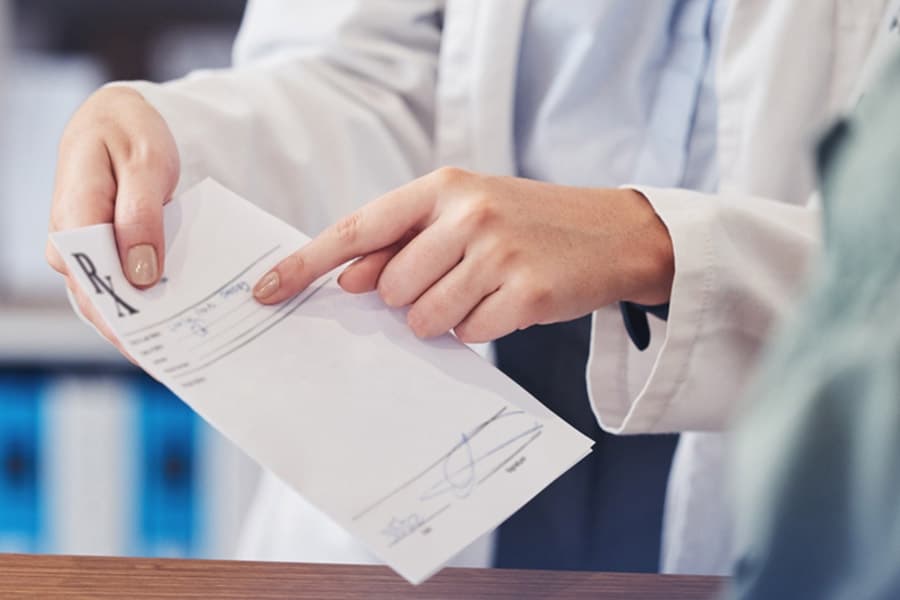 Medical Prescriptions : डॉक्टर्स सही दवाई नहीं लिखते -study