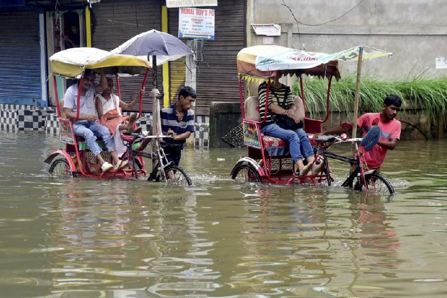 flood in Assam : 8 साल का बच्चा खुले बरसाती नाले में गिरा, पिता 3 दिन से ढूंढ रहा