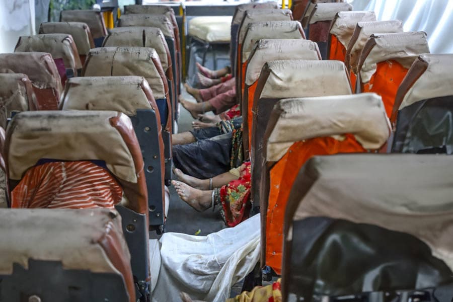 HATHRAS UPDATE : लोग बाबा की गाड़ी के टायर की मिट्टी छूने को भागे और भगदड़ मच गई