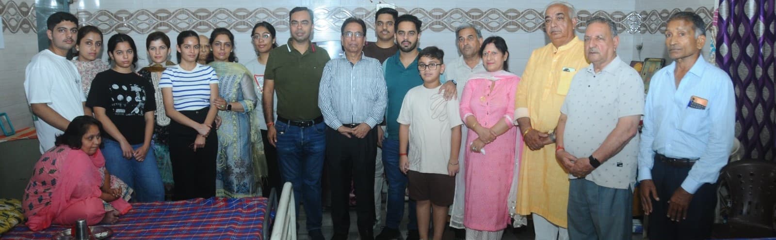 INDUSTRIALIST GHAI ने अपाहिज आश्रम के आश्रितों को 100 तौलिये भेंट किए