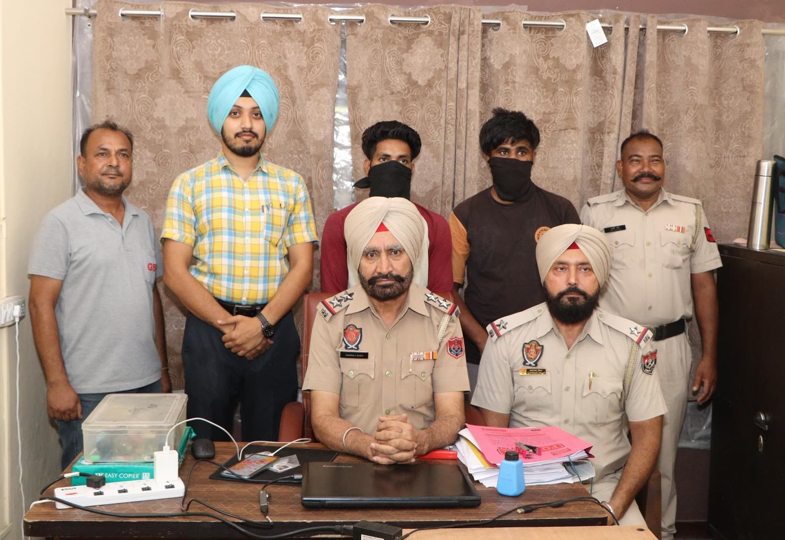 UNEMPLOYMENT : काम नहीं था तो हैरोइन बेचनी शुरू कर दी, 100 ग्राम नशे साथ दो पकड़े