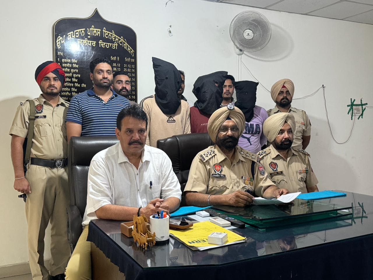 PSPCL EMPLOYEE दो साथियों सहित लूट मामले में अरेस्ट, 3 bike, mobile, gold tops बरामद