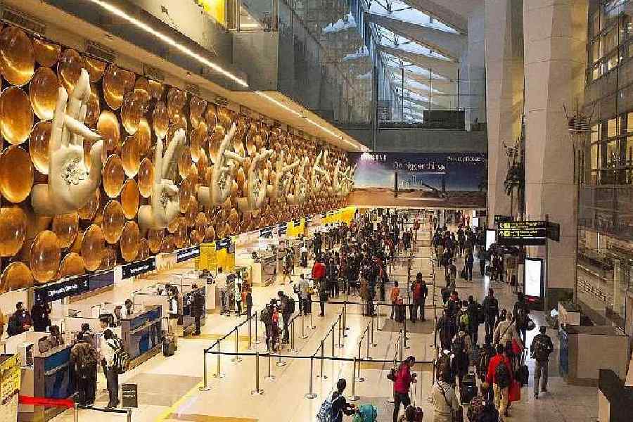 HEAVY RAINFALL : दिल्ली हवाई अड्डे की छत का हिस्सा गिरा, छह घायल