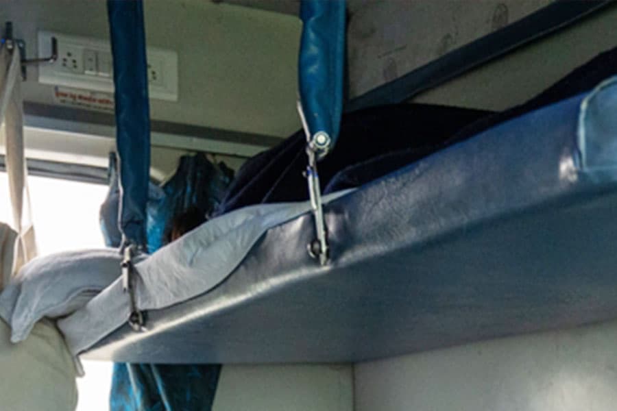 ALERT FOR TRAIN TRAVELLERS : ट्रेन में ऊपरी सीट नीचे बैठे यात्री पर गिरी, मौत