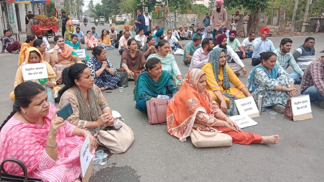 Water Supply : अपनी मांगों को लेकर टंकी पर चढ़े वाटर सप्लाई एंड सैनिटेशन के मुलाजिम