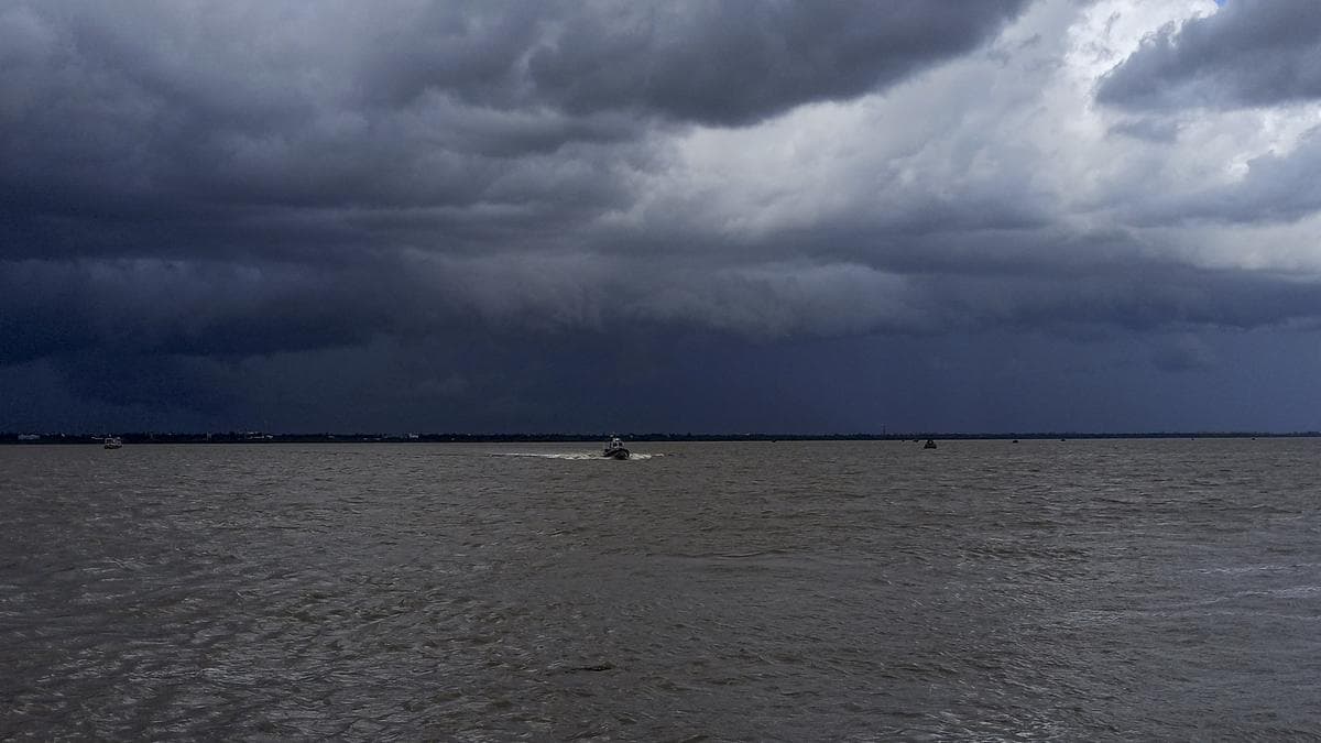 Cyclone Remal : flights, trains नहीं चलेंगी, लोगों को सजग रहने की चेतावनी