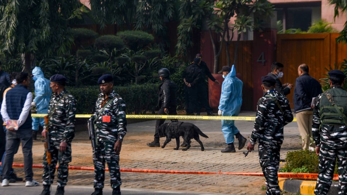 AIRPORTS BOMB THREAT : दिल्ली समेत 12 एयरपोर्ट को बम से उड़ाने की धमकी