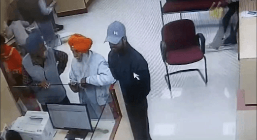बैंक में बुजुर्ग के झोले को ब्लेड से काटकर जेबकतरे ने चुराए 50 हजार, See full video