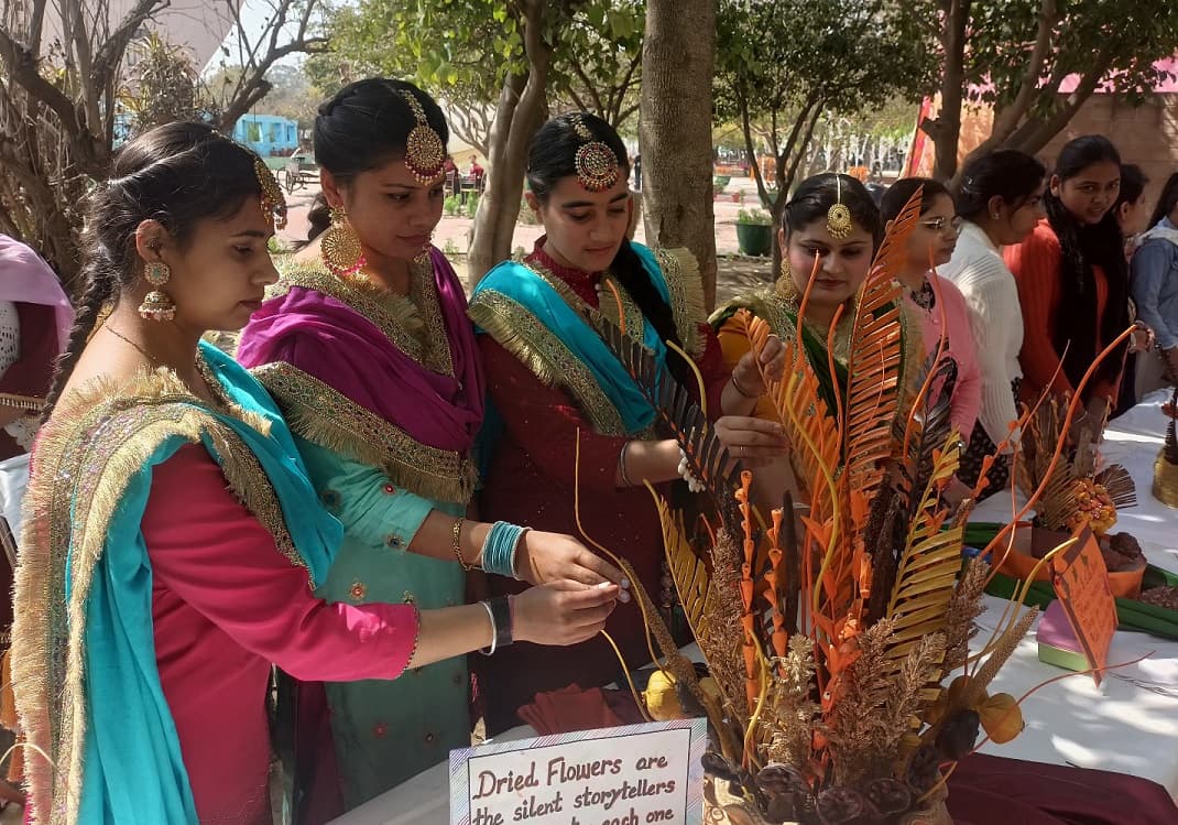 फूलों की महक से खिल उठी साइंस सिटी