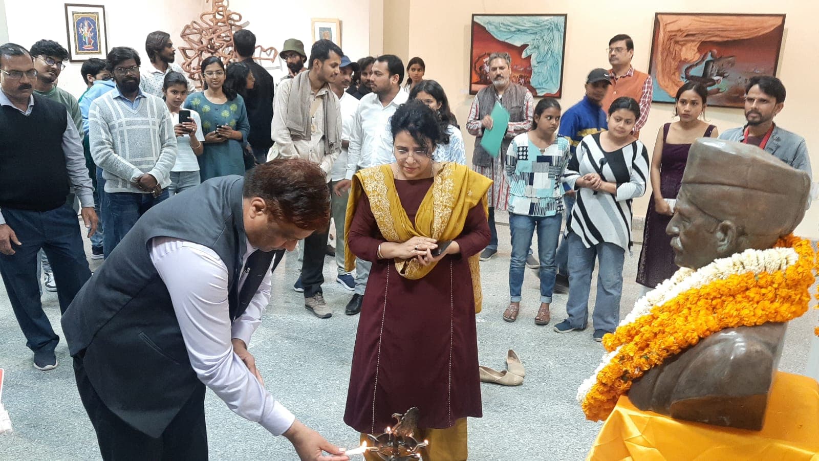 BHU : 'चारू चिंतन' के तहत स्टूडेंट्स कलाकृतियों की प्रदर्शनी लगाई