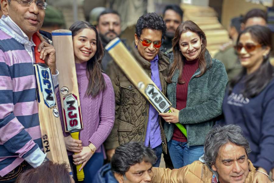 सचिन तेंदुलकर कश्मीर विलो बैट बनाने वाले के घर गए, दस्तरखान पर परोसी चाय पी