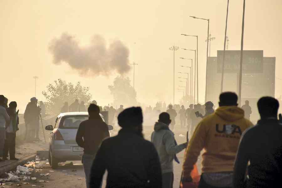 किसानों ने हरियाणा पुलिस के ड्रोन भगाने के लिए उड़ाईं पतंगें