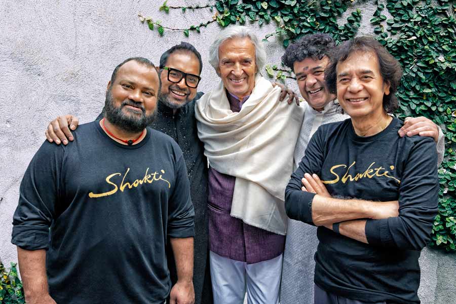Grammy Awards 2024: जाकिर हुसैन, शंकर महादेवन के फ्यूजन बैंड शक्ति ने "दिस मोमेंट" के लिए जीता Best Global Music album