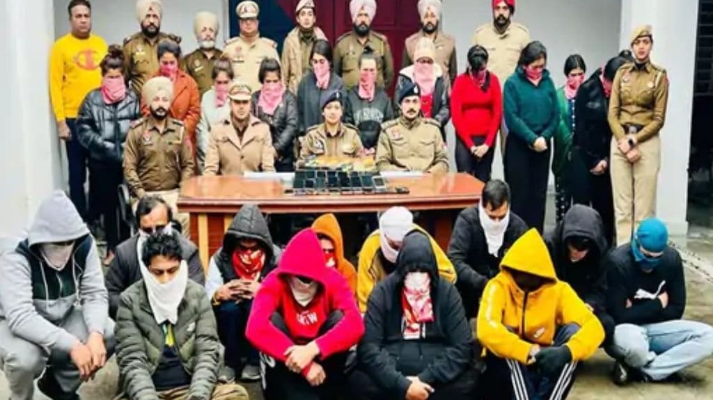फगवाड़ा के लॉ गेट में चल रहे सैक्स रैकेट में 9 विदेशी लड़कियों समेत 26 लोग गिरफ्तार, पासपोर्ट जब्त
