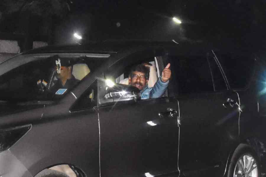 हेमंत सोरेन ने दिया इस्तीफा, नए सीएम के तौर पर जेएमएम के नेता चंपई सोरेन का नाम प्रस्तावित