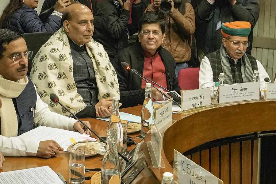 बजट सत्र से पहले सभी 14 विपक्षी सांसदों का निलंबन रद्द