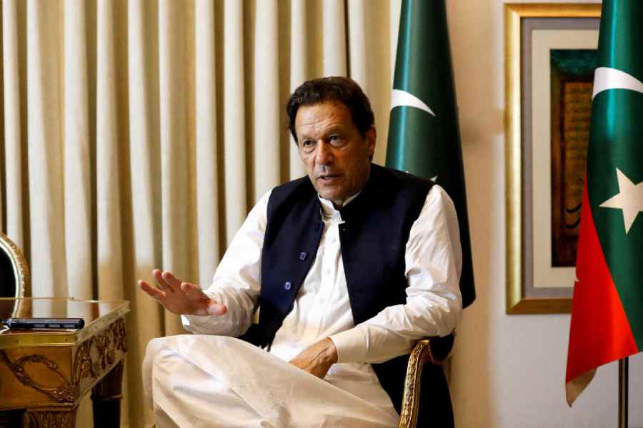 पाकिस्तान में सेना का हस्तक्षेप और बढ़ा, चुनाव से कुछ दिन पहले पहले इमरान व करीबी को 10 साल जेल की सजा