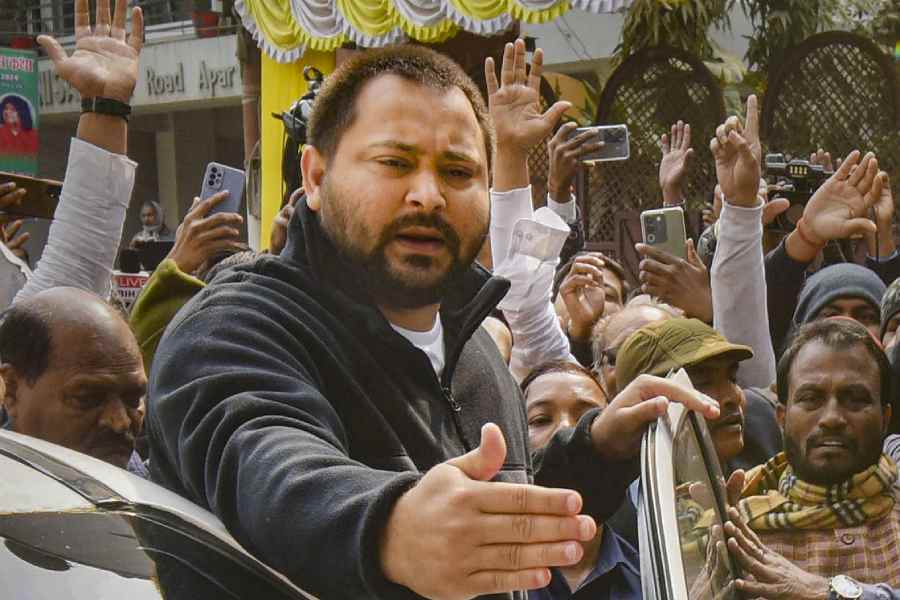 नौकरी के बदले जमीन: तेजस्वी यादव से ईडी ने 9 घंटे में 60 सवाल पूछे, लंच भी नहीं खाने दिया