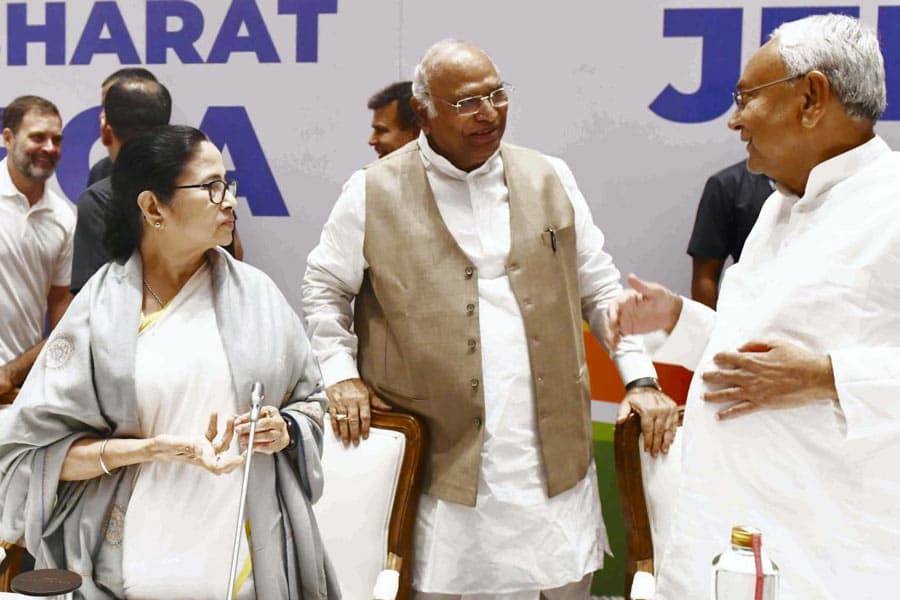 नीतीश कुमार से बात करने की कोशिश में लगे हैं खड़गे, संपर्क नहीं हो पा रहा: कांग्रेस