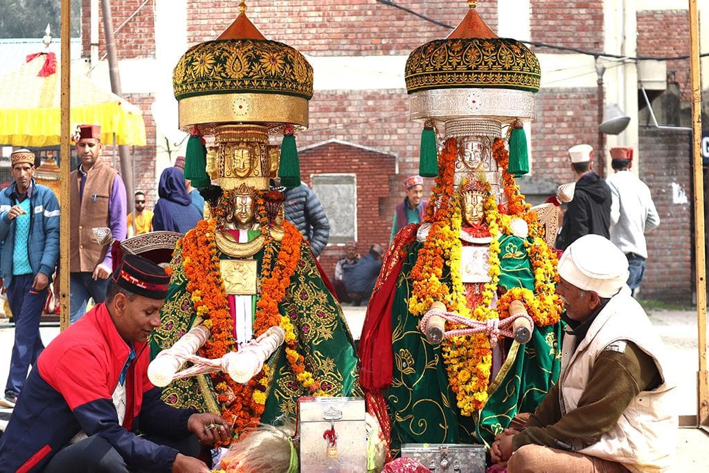 सूखे हिमाचल में बर्फ व बारिश के लिए देवी देवताओं की शरण में पहुंचे लोग