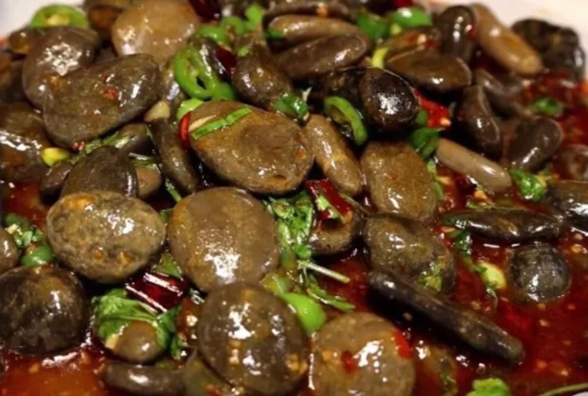 चीन में पत्थरों को तड़का लगा कर खाना है बेहतरीन स्ट्रीट फ़ूड