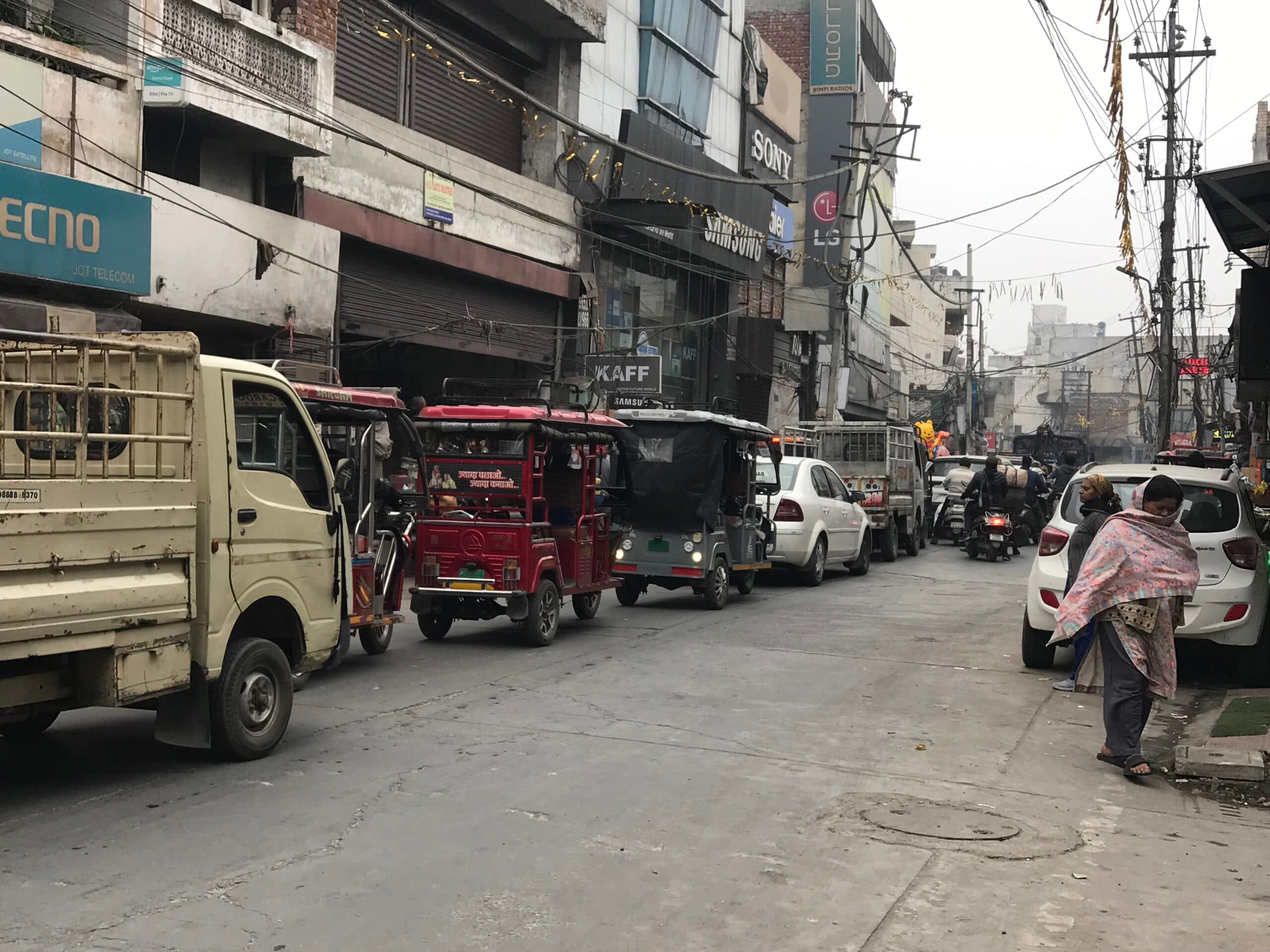 कारपोरेशन ने कब्जे हटाए, माई हीरां गेट सड़क पर रखा सामान उठाया