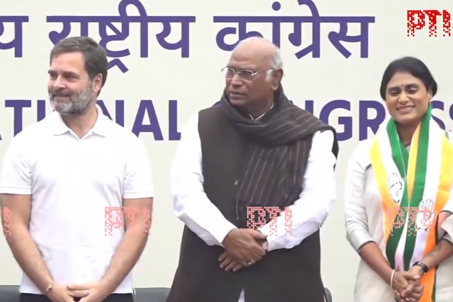 वाईएस शर्मिला ने पार्टी का कांग्रेस में विलय किया, कहा- 'राहुल को पीएम देखना पिता का सपना'