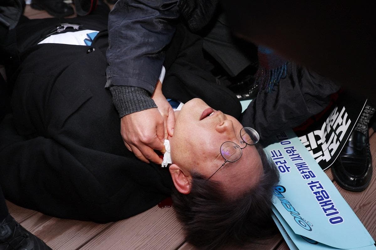 साउथ कोरिया के विपक्षी नेता की गर्दन में चाकू से हमला