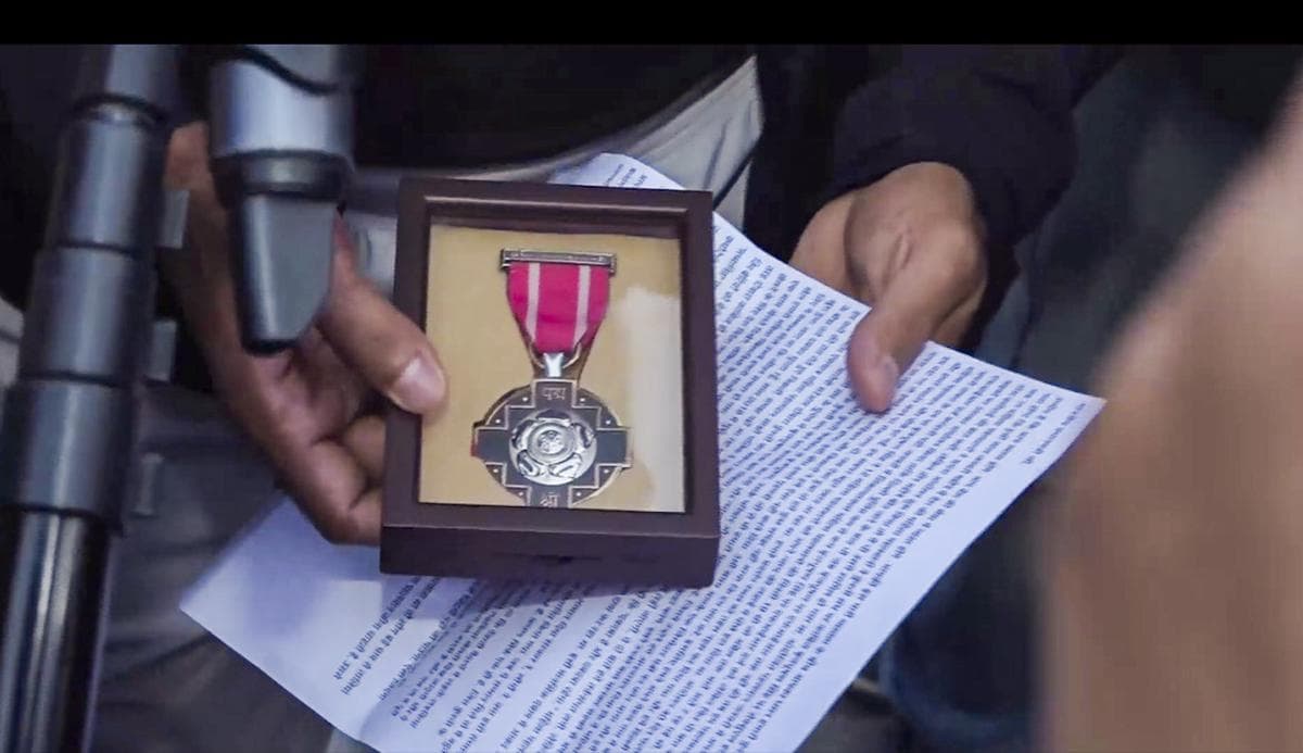 रेसलर बजरंग पूनिया ने पद्मश्री लौटाया, अवॉर्ड PM के घर के बाहर फुटपाथ पर रखा