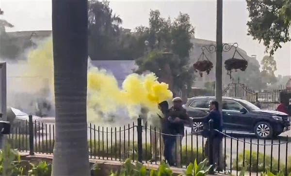 Parliament Security Breach: संसद में प्रदर्शन करने वाले मणिपुर में हो रही हिंसा से हैं आहत