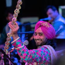 निर्धारित समय के बाद गा रहे थे, पुलिस ने लॉ यूनिवर्सिटी में सतिंदर सरताज का लाइव शो बंद करवाया