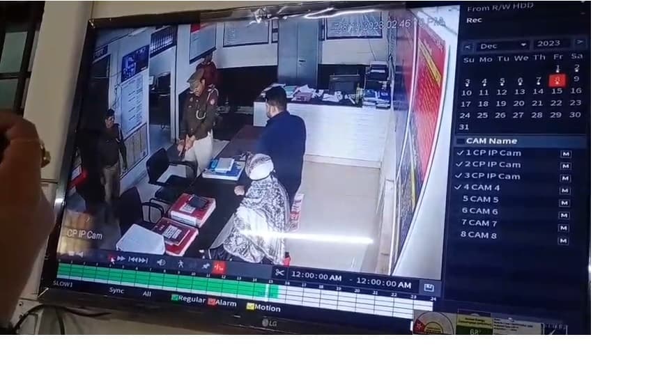 थाने में पुलिस अधिकारी से चली गोली महिला के सिर में लगी