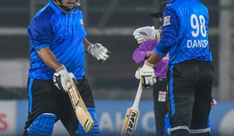 बल्ले पर फ़लस्तीनी झंडे का स्टिकर लगाने पर क्रिकेटर आज़म ख़ान को जुर्माना