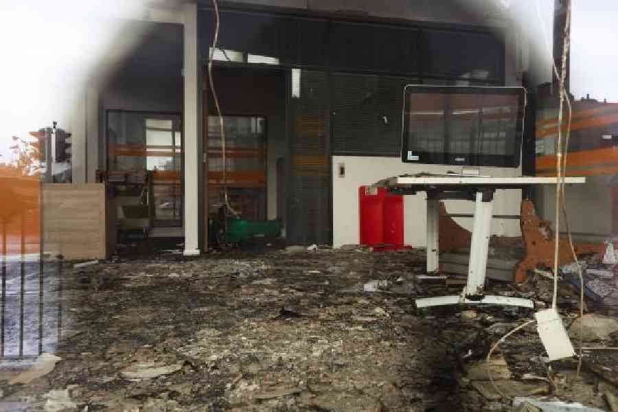 UK : आप्रवासी विरोधी झड़पों में 100 लोग गिरफ्तार