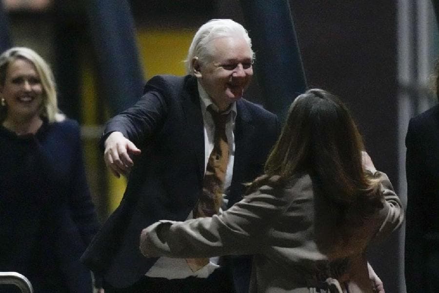 Julian Assange ने अमेरिकी कोर्ट में जुर्म कबूला, घर लौटे