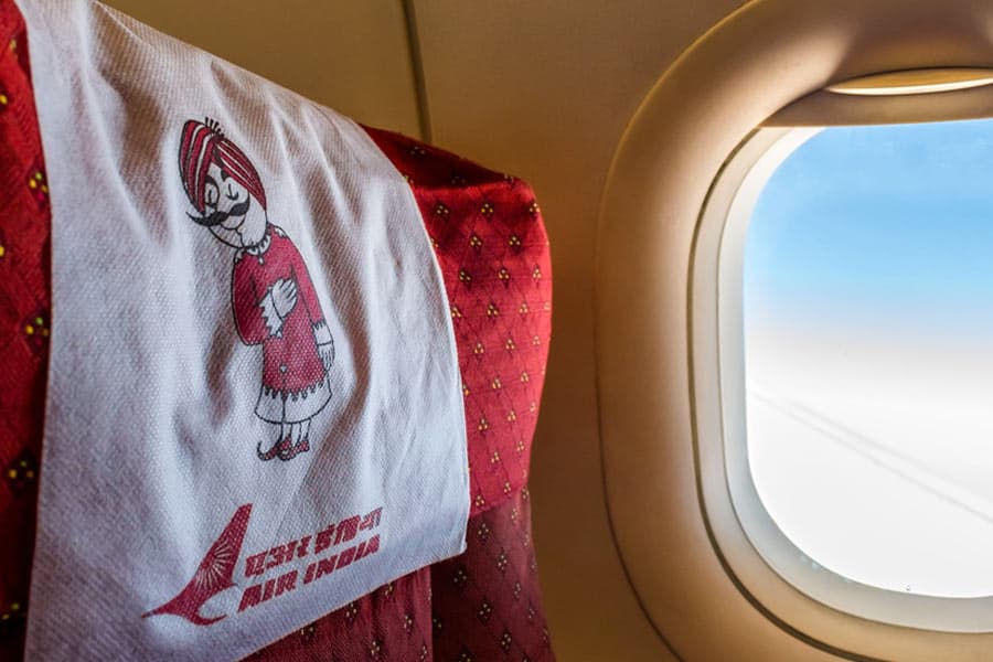AIR INDIA : 5 लाख की टिकट में कच्चा खाना, फटी सीटें, खराब टीवी