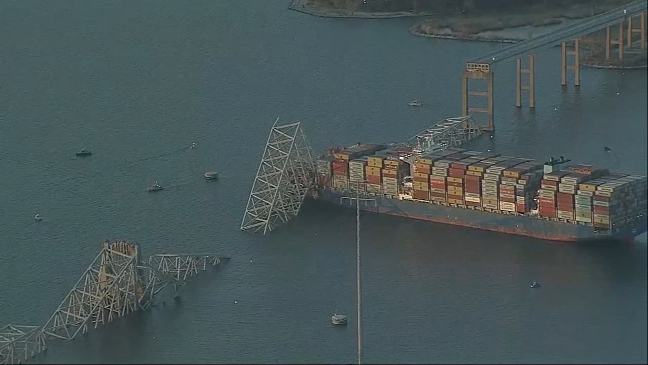 जहाज से टकराने के बाद बाल्टीमोर पुल ढह गया, 7 लोग पानी में डूबे