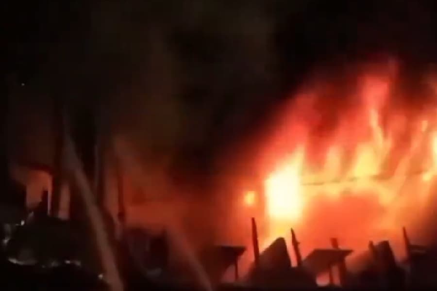 बांग्लादेश: ढाका में 7 मंजिला कमर्शियल इमारत में भीषण आग, अब तक 44 की मौत (Fire in commercial building in Dhaka, kills 44)