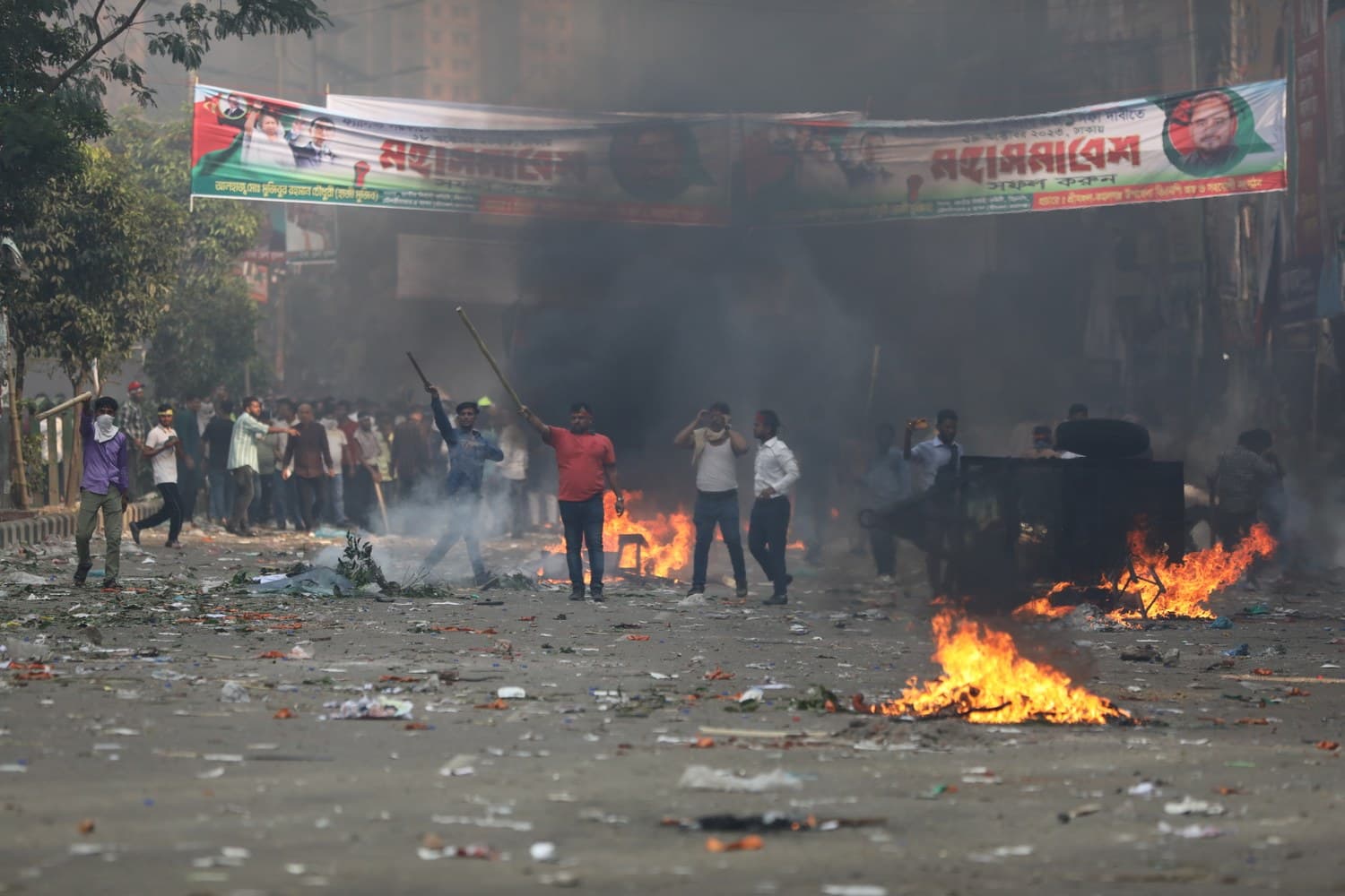 बांग्लादेश में आम चुनाव से एक दिन पहले हिंसा भड़की, 4 मतदान केंद्र और 5 स्कूल जलाये
