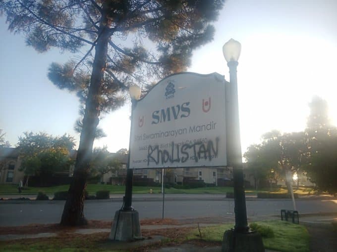 AMERICA : मंदिर के बाहर मोदी विरोधी और खालिस्तान समर्थक नारे लिखे