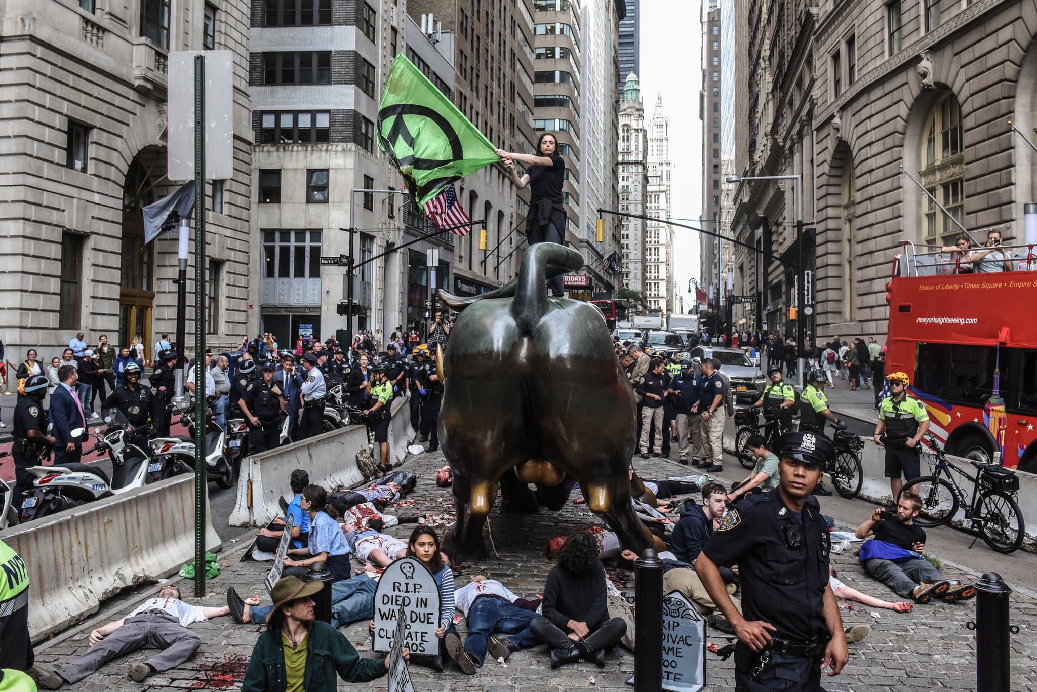 Extinction Rebellion कार्यकर्ताओं का न्यूयॉर्क के दो संग्रहालयों में प्रदर्शन